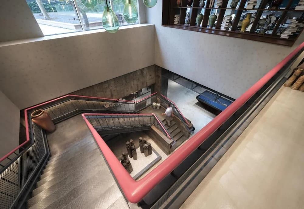 Handrails in hallways