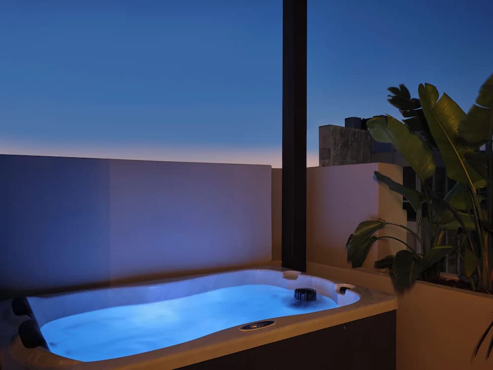 Private spa tub