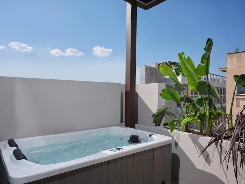 Private spa tub