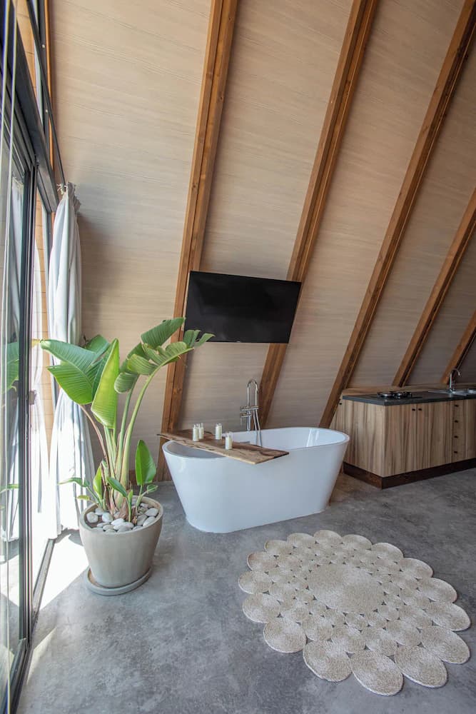 Deep soaking bathtub