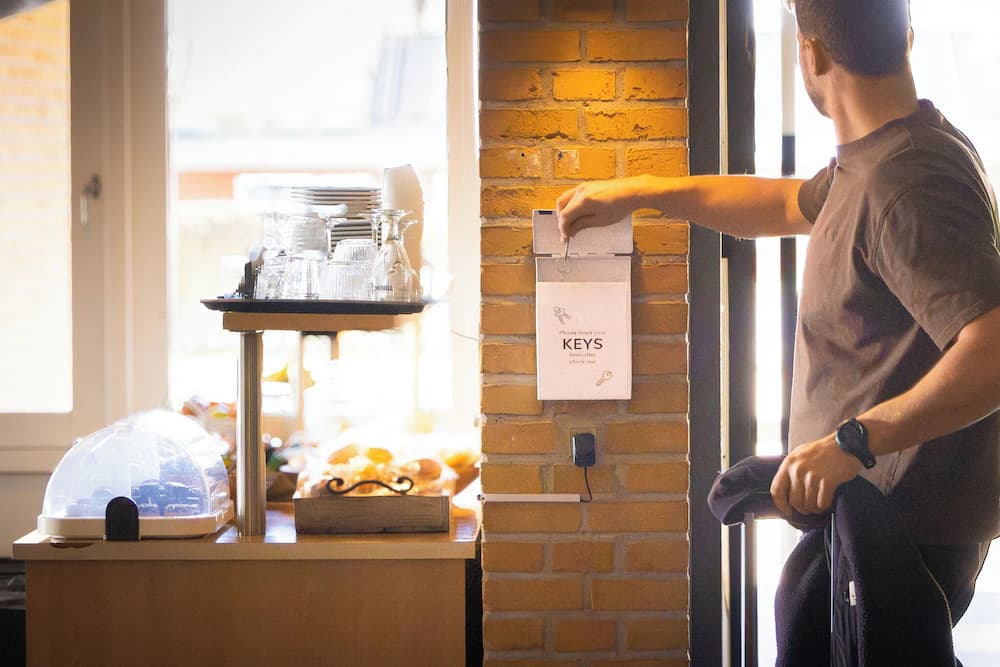 Check-in/check-out kiosk