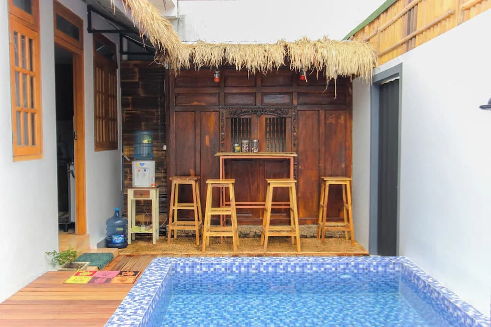 Poolside bar