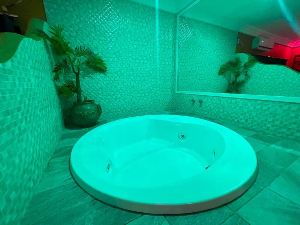 Jetted tub