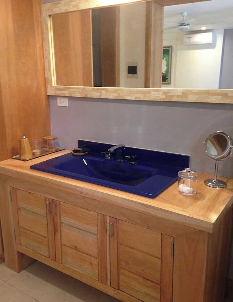 Bathroom sink
