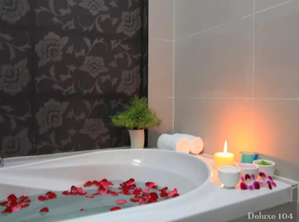 Deep soaking bathtub