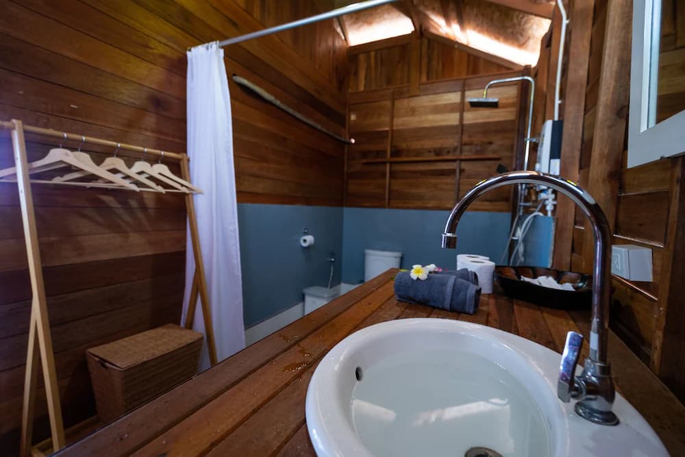 Bathroom sink