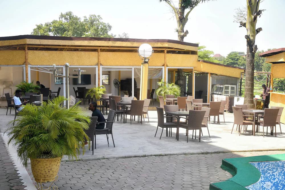 Poolside bar