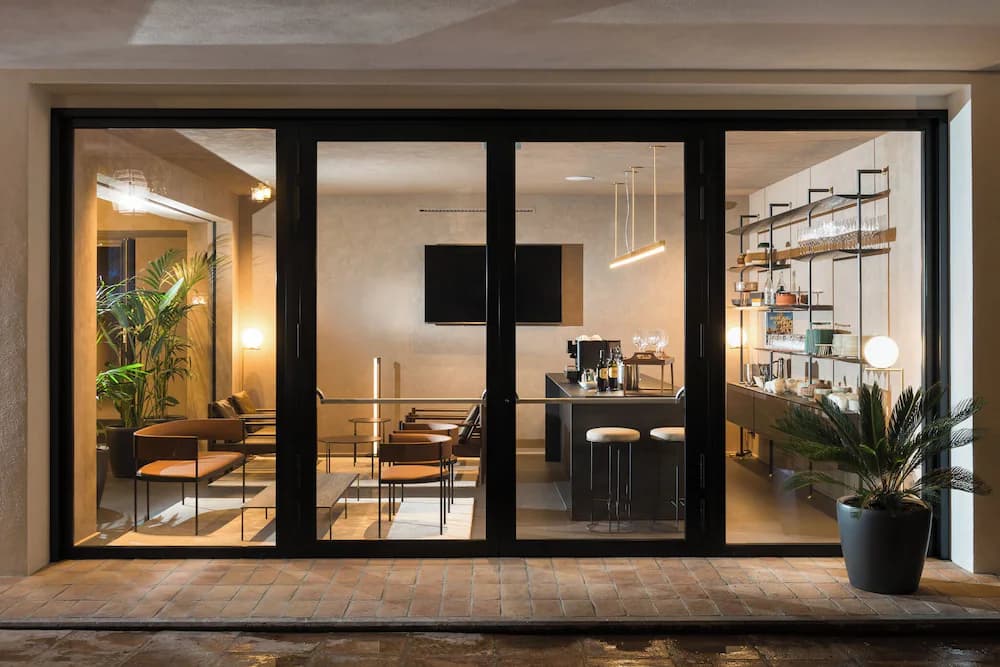 Lobby lounge