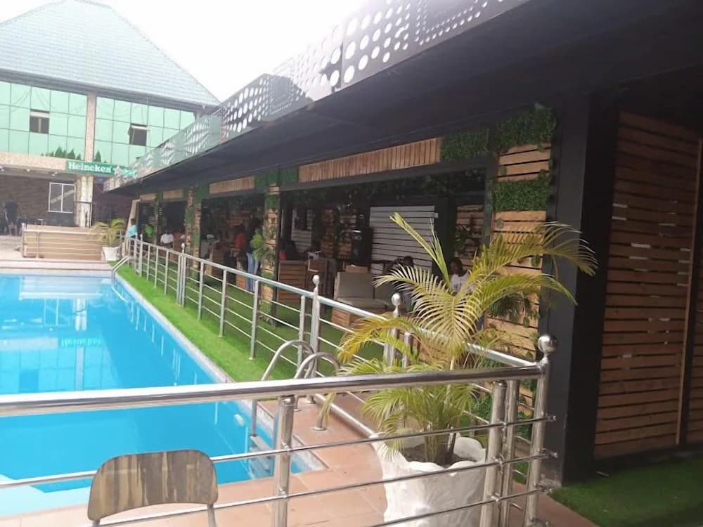 Swim-up bar