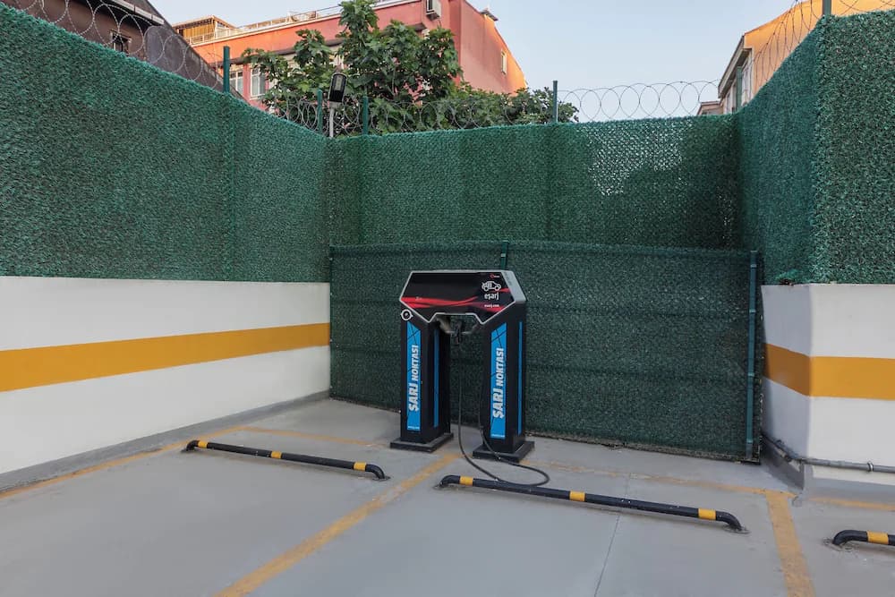 Electric vehicle charging station