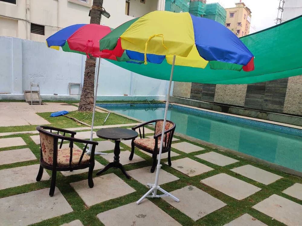 Indoor/outdoor pool