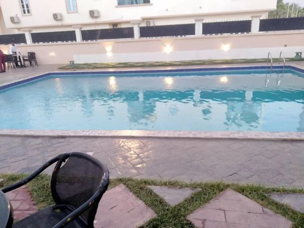 Swim-up bar