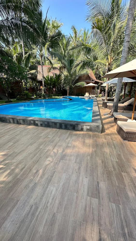 Indoor/outdoor pool