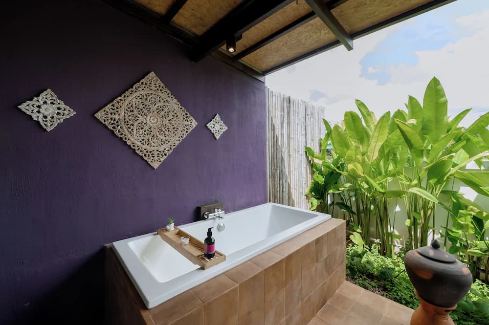 Deep soaking bathtub