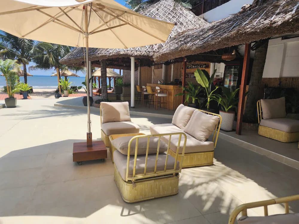 Poolside bar