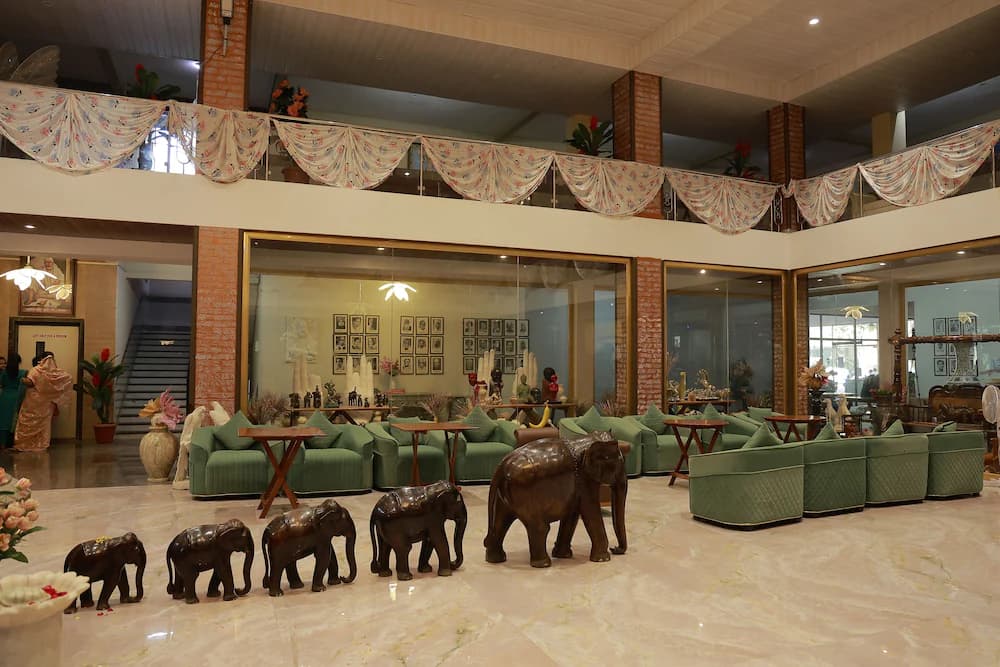 Lobby lounge