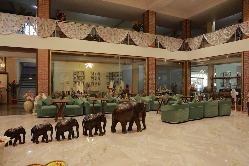 Lobby lounge