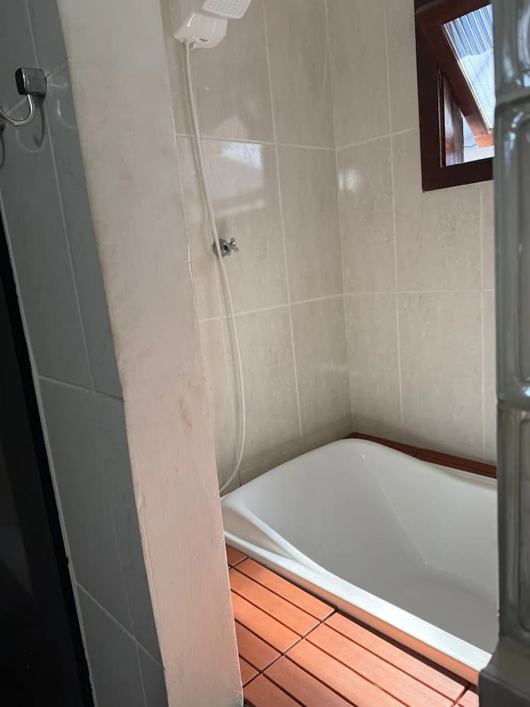 Indoor spa tub