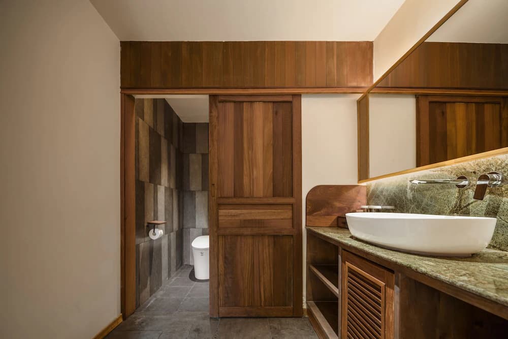Bathroom sink