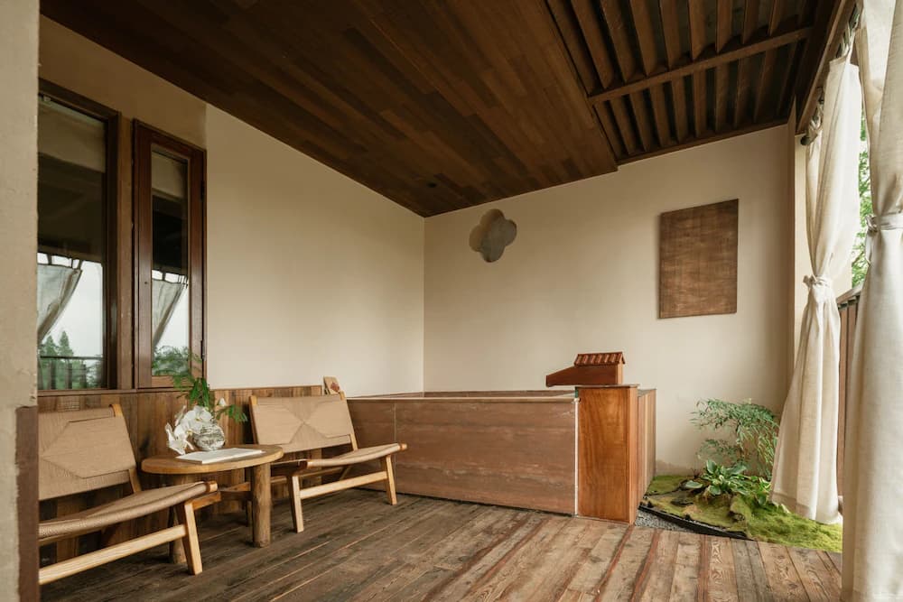 Deep soaking bathtub