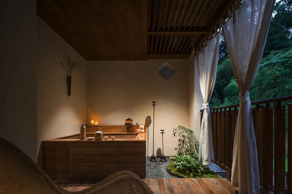 Deep soaking bathtub
