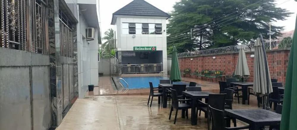 Swim-up bar