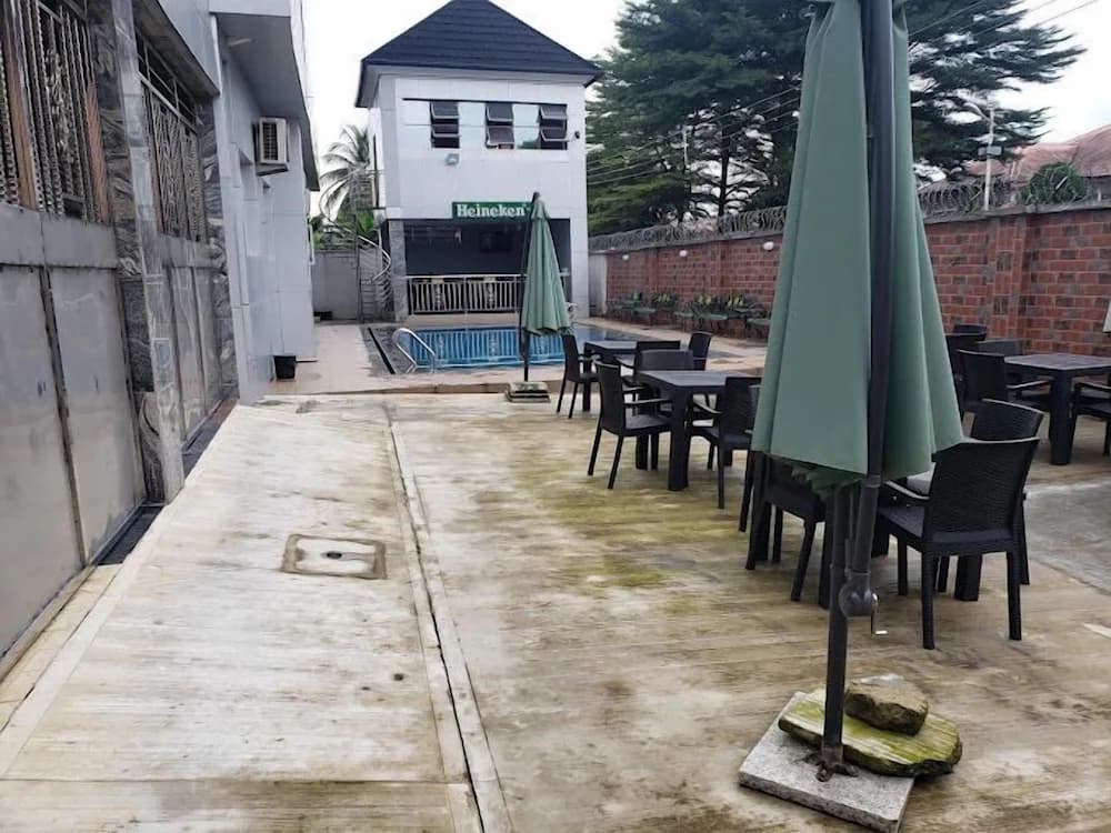 Swim-up bar