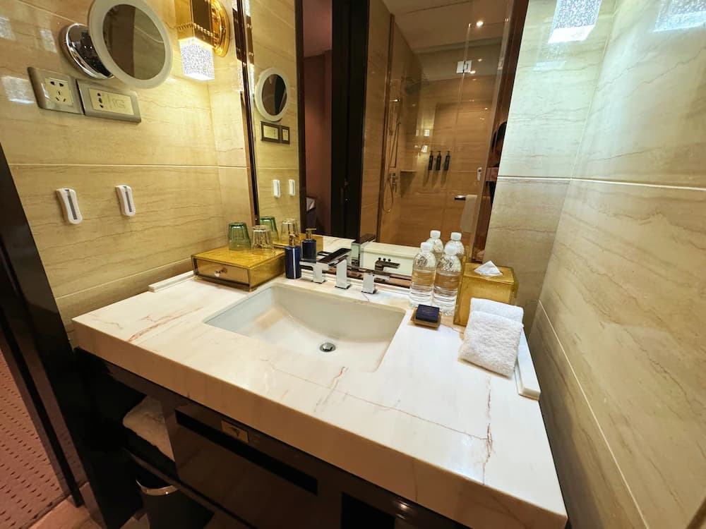 Bathroom sink