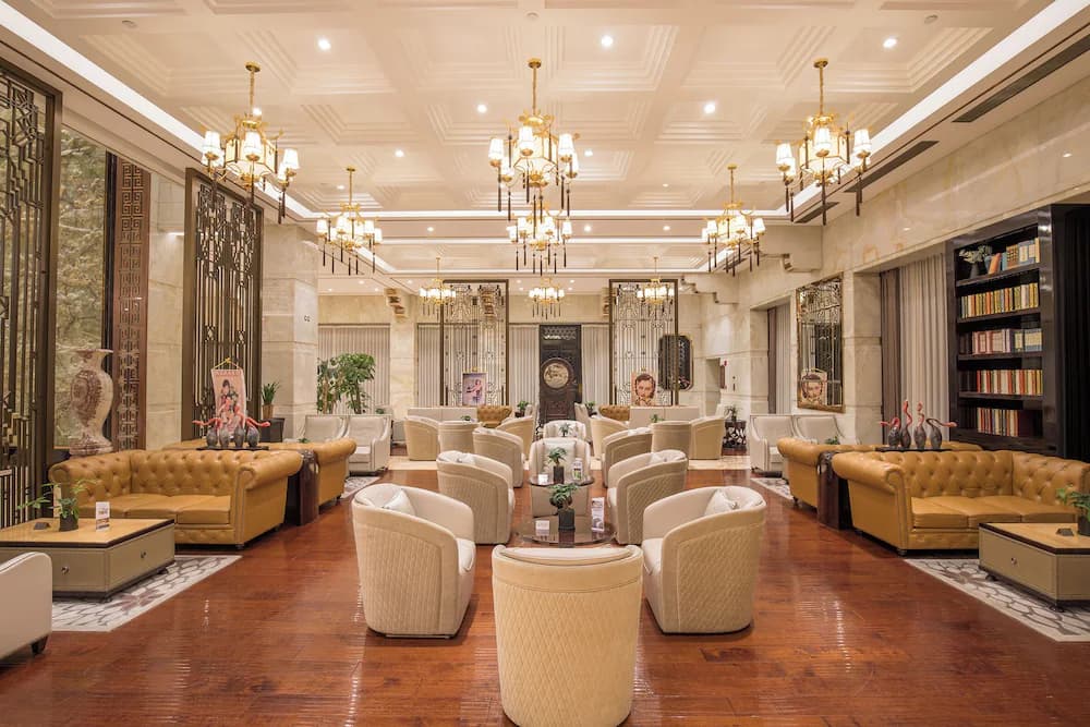 Lobby lounge