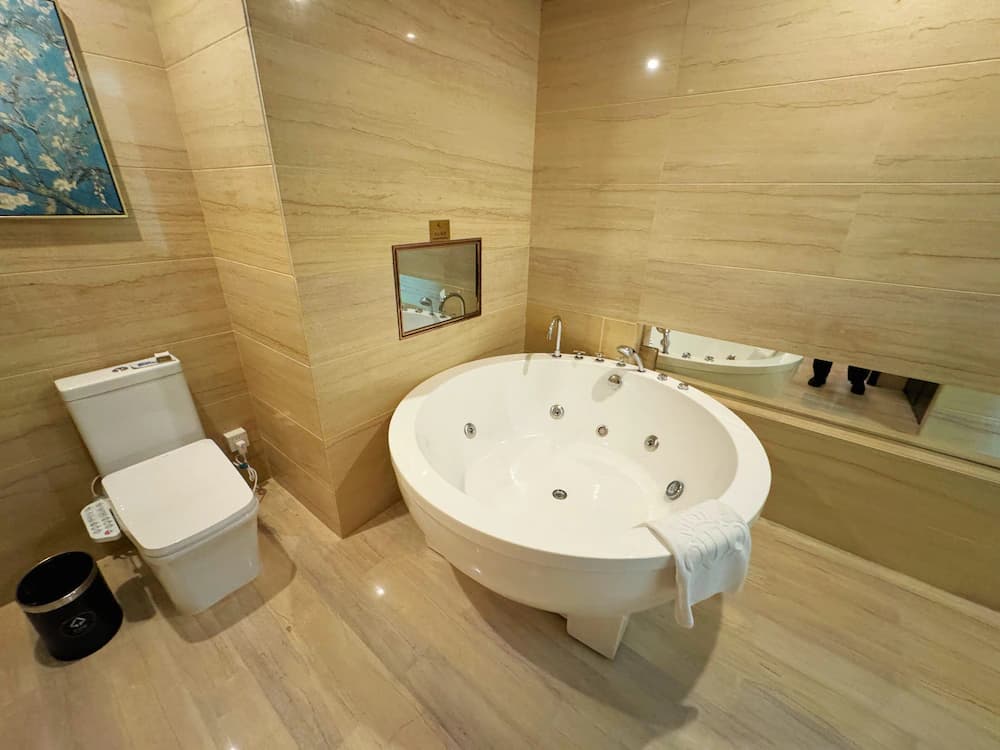Jetted tub