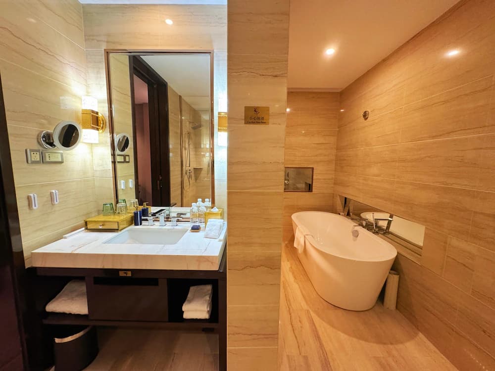 Deep soaking bathtub