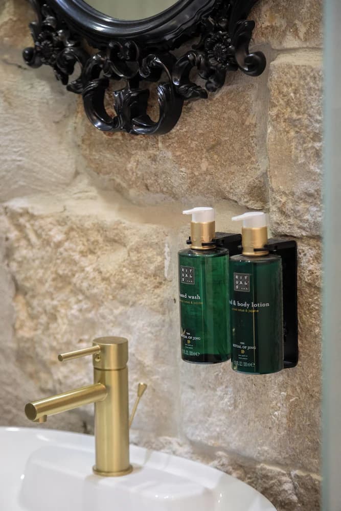 Bathroom amenities