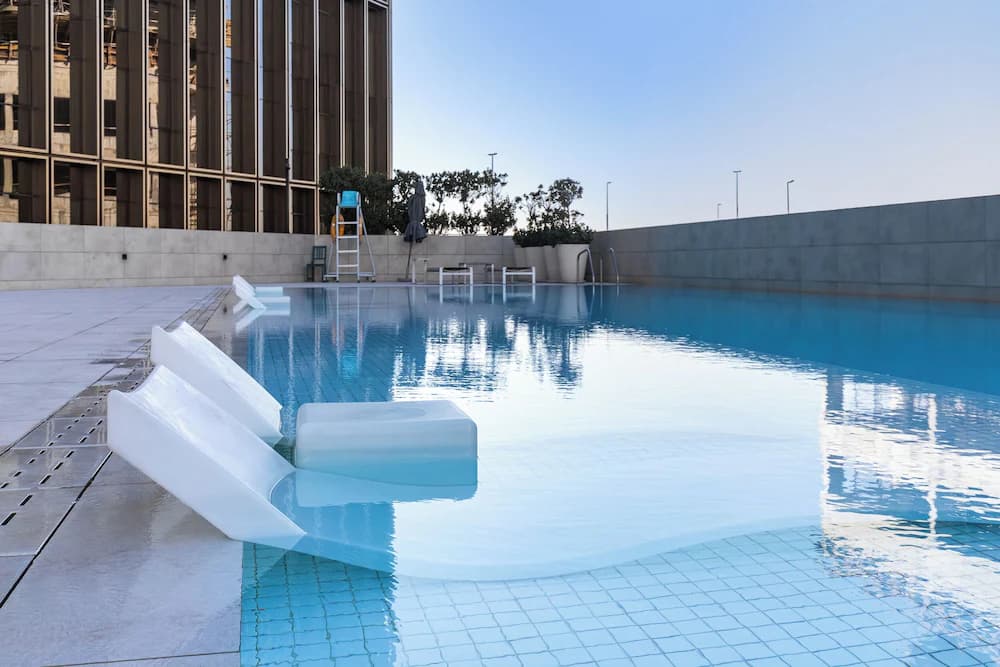Indoor/outdoor pool