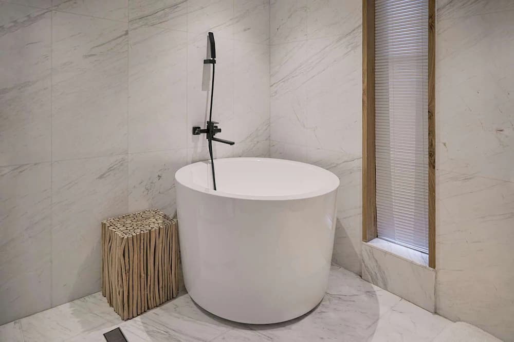 Deep soaking bathtub