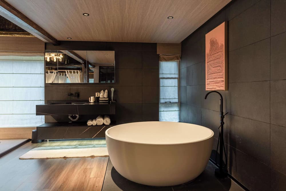 Deep soaking bathtub