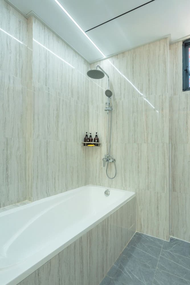 Deep soaking bathtub