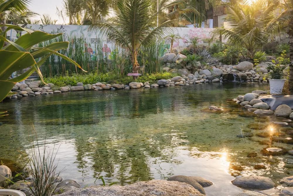 Swim-up bar