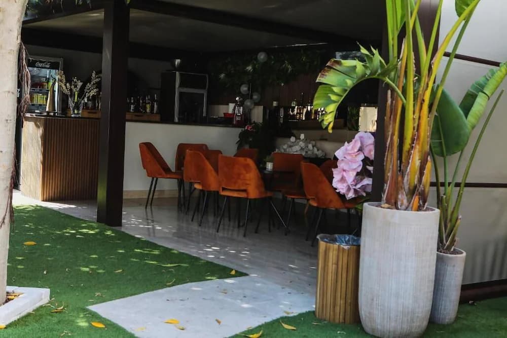 Poolside bar