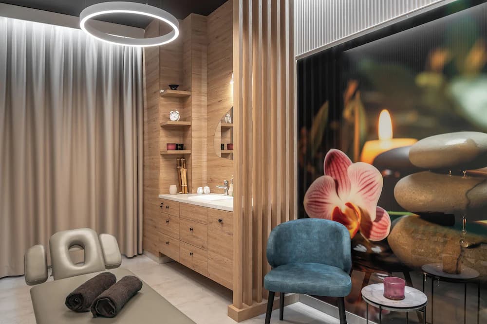 Indoor spa tub