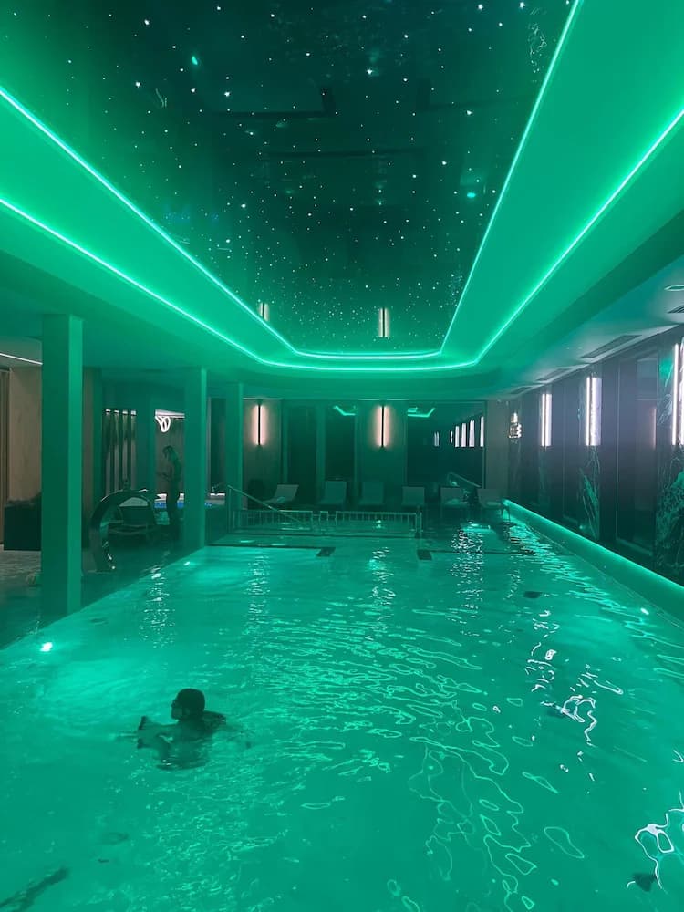 Indoor/outdoor pool