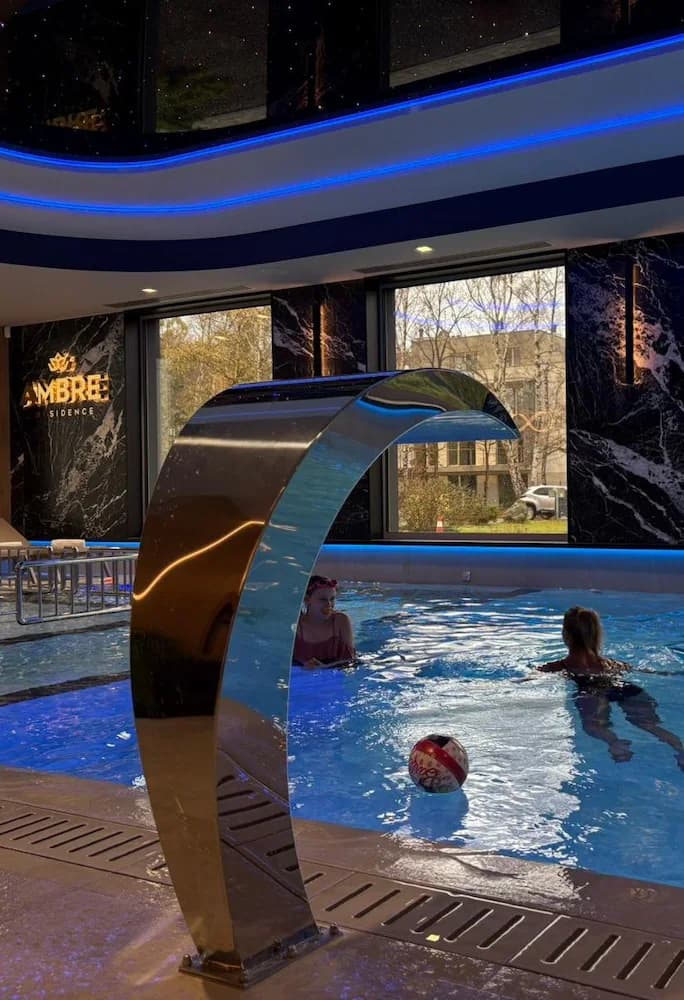 Indoor/outdoor pool