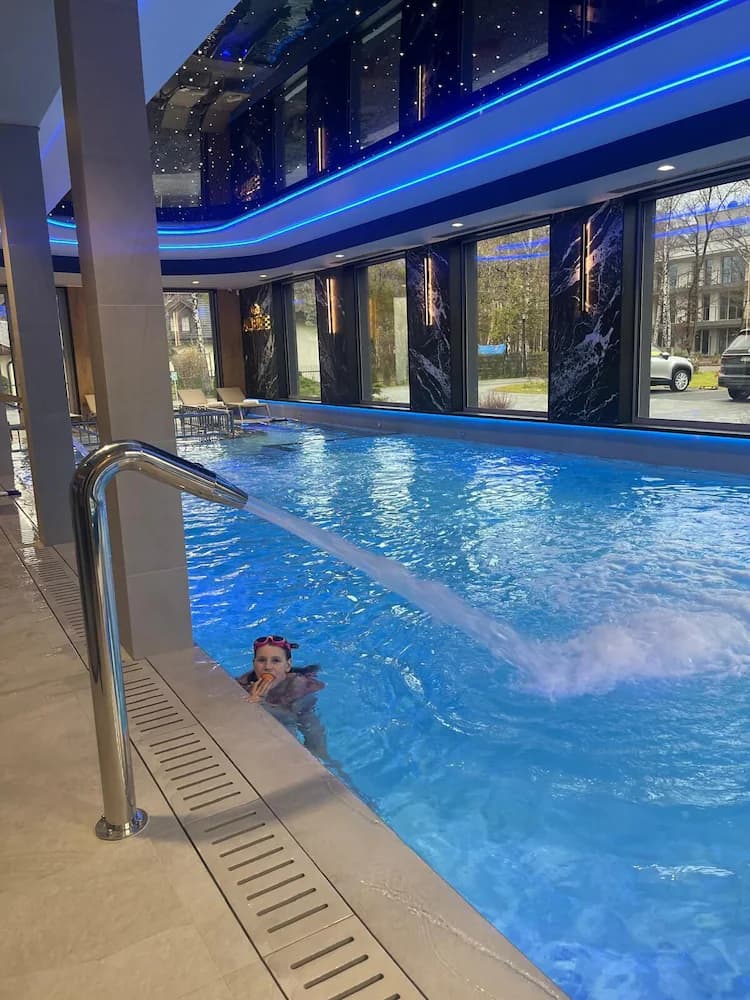 Indoor/outdoor pool