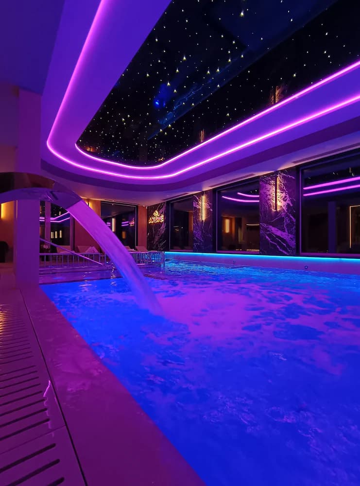 Indoor/outdoor pool