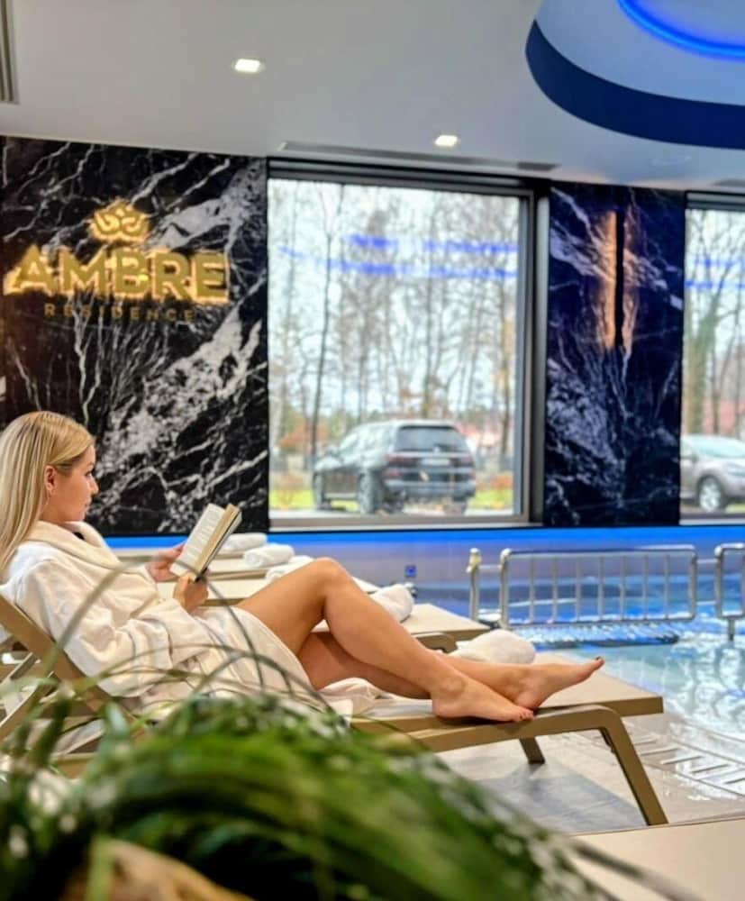 Indoor/outdoor pool