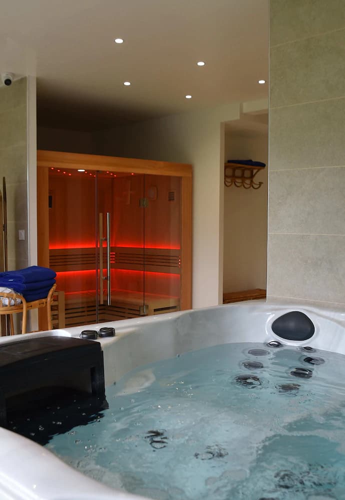 Indoor spa tub