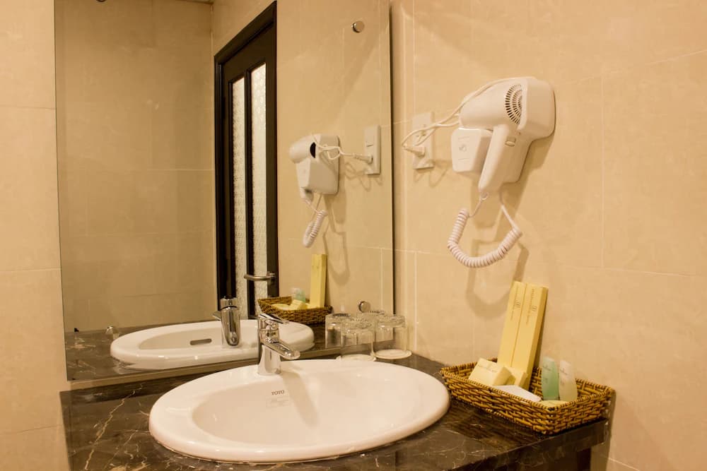 Bathroom sink