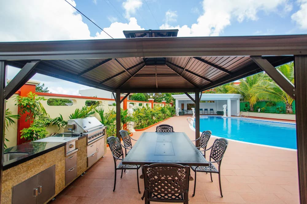 Poolside bar