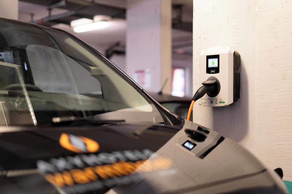 Electric vehicle charging station