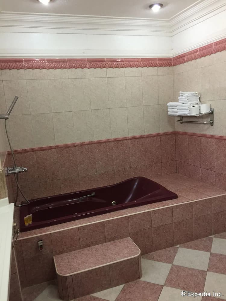 Deep soaking bathtub