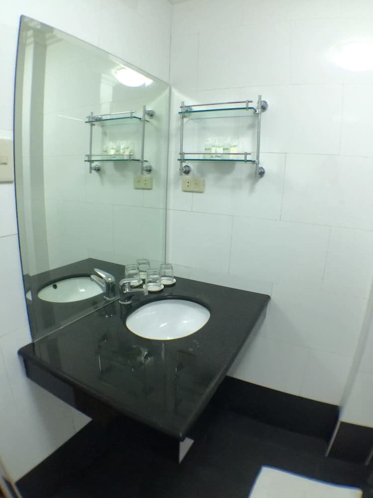 Bathroom sink